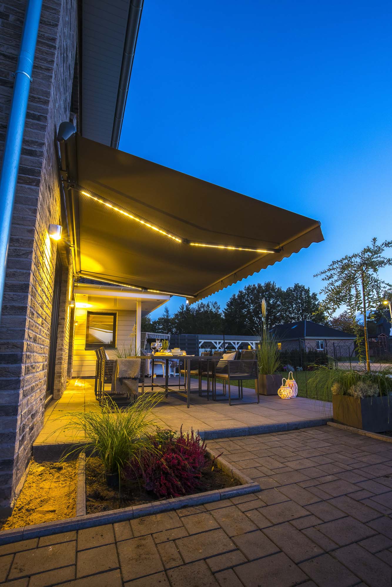Halbkassettenmarkise Terrasse ausgefahren LED Beleuchtung Wetterschutz