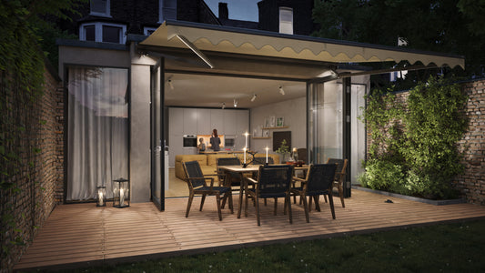 Halbkassettenmarkise Terrasse ausgefahren Nacht Wetterschutz