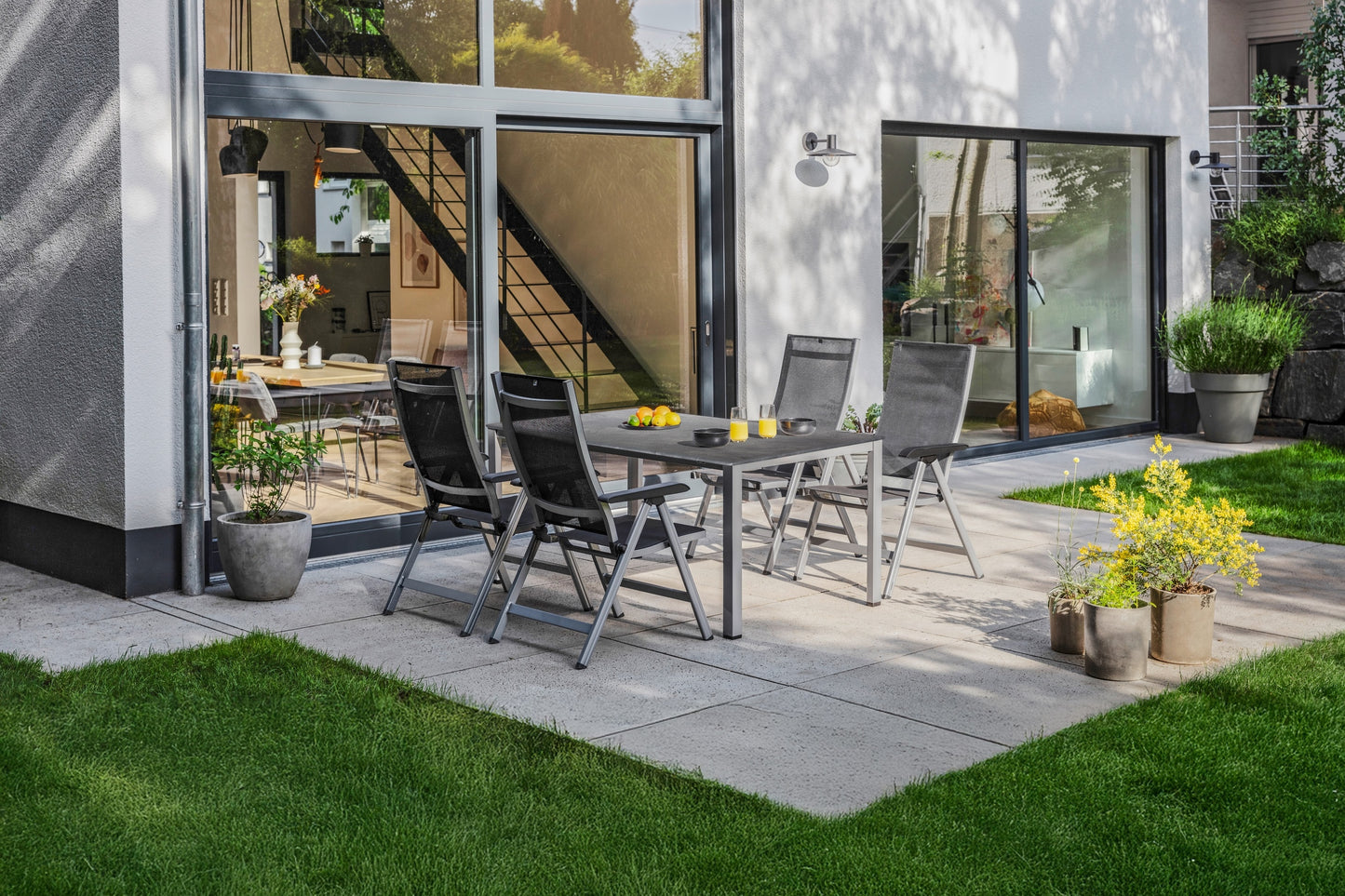Esstisch Terrasse Seitenansicht Gartenmöbel