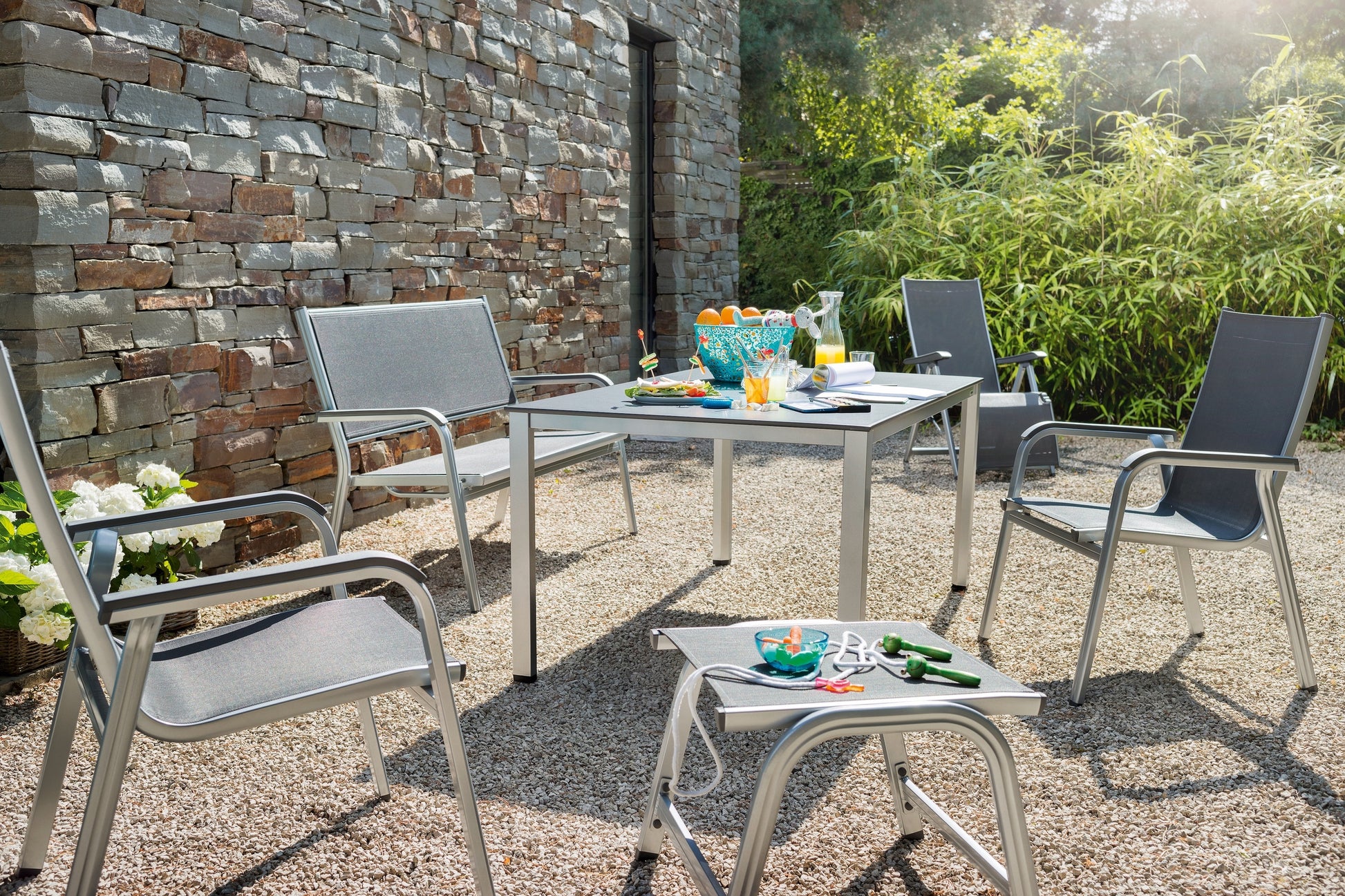 Esstisch Terrasse Seitenansicht Gartenmöbel