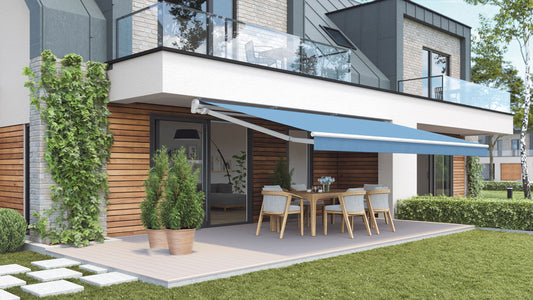Offene Markise Terrasse ausgefahren blau Sonnenschutz