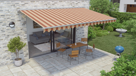Halbkassettenmarkise Terrasse Grillen ausgefahren orange mit Streifen Sonnenschutz